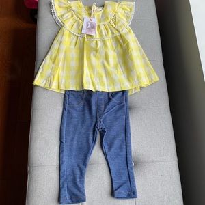 Jessica Simpson lemon ruffled shirt with jeggings